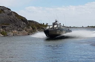 Åka stridsbåt till en topphemlig militäranläggning